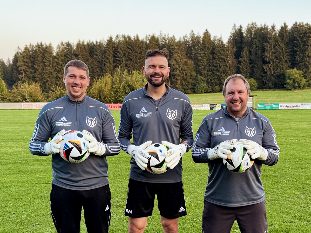 Das WOSKeeper Trainerteam auf dem Fußballplatz